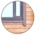 Значок Окно ПВХ коричневого цвета в коттедже из бруса